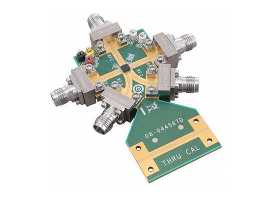 ADRF5046-EVALZ 組み込みソリューション ADRF5046 SP4T スイッチ評価委員会