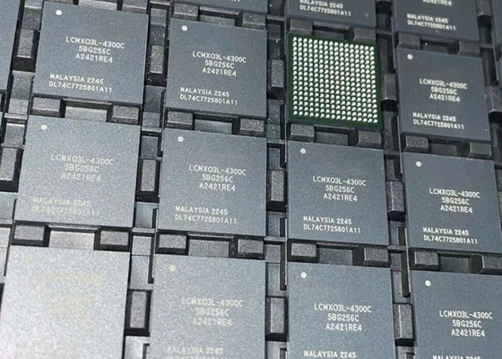 フィールドプログラム可能なゲート配列 LCMXO3L-4300C-5BG256C 4320LUTs マックXO3 プログラム可能な論理IC CSFBGA-256